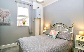Homely 4 Bedroom Large House Inc Free Parking - Great Location - Fast Wifi - Smart Tv - Sleeps Up To 7! Close To Bournemouth & Poole Town Centre & Sandbanks