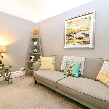 Homely Haven: Spacious 4-Bedroom with Free Parking & Fast Wi-Fi Bournemouth Exterior photo