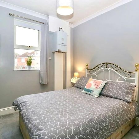 Homely Haven: Spacious 4-Bedroom with Free Parking & Fast Wi-Fi Bournemouth Exterior photo