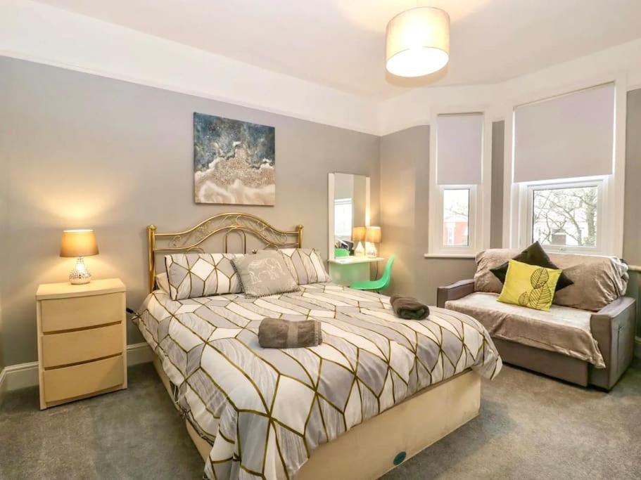 Homely Haven: Spacious 4-Bedroom with Free Parking & Fast Wi-Fi Bournemouth Exterior photo