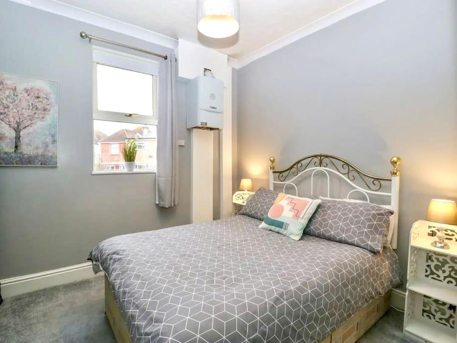 Homely Haven: Spacious 4-Bedroom with Free Parking & Fast Wi-Fi Bournemouth Exterior photo