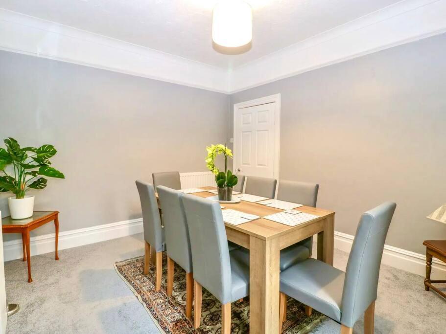 Homely Haven: Spacious 4-Bedroom with Free Parking & Fast Wi-Fi Bournemouth Exterior photo