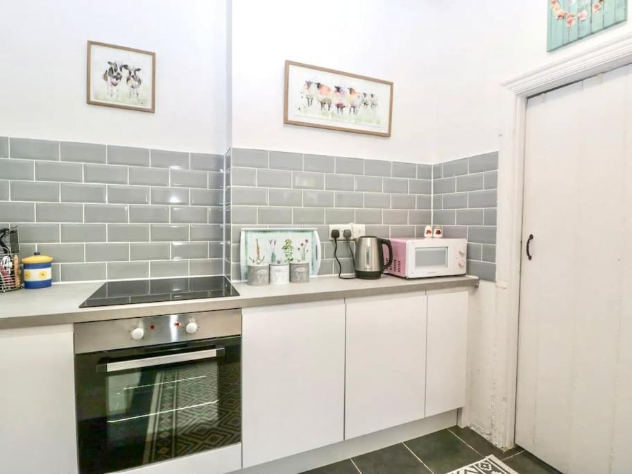 Homely Haven: Spacious 4-Bedroom with Free Parking & Fast Wi-Fi Bournemouth Exterior photo