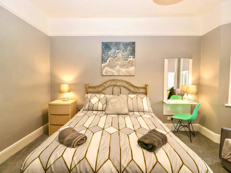 Homely Haven: Spacious 4-Bedroom with Free Parking & Fast Wi-Fi Bournemouth Exterior photo